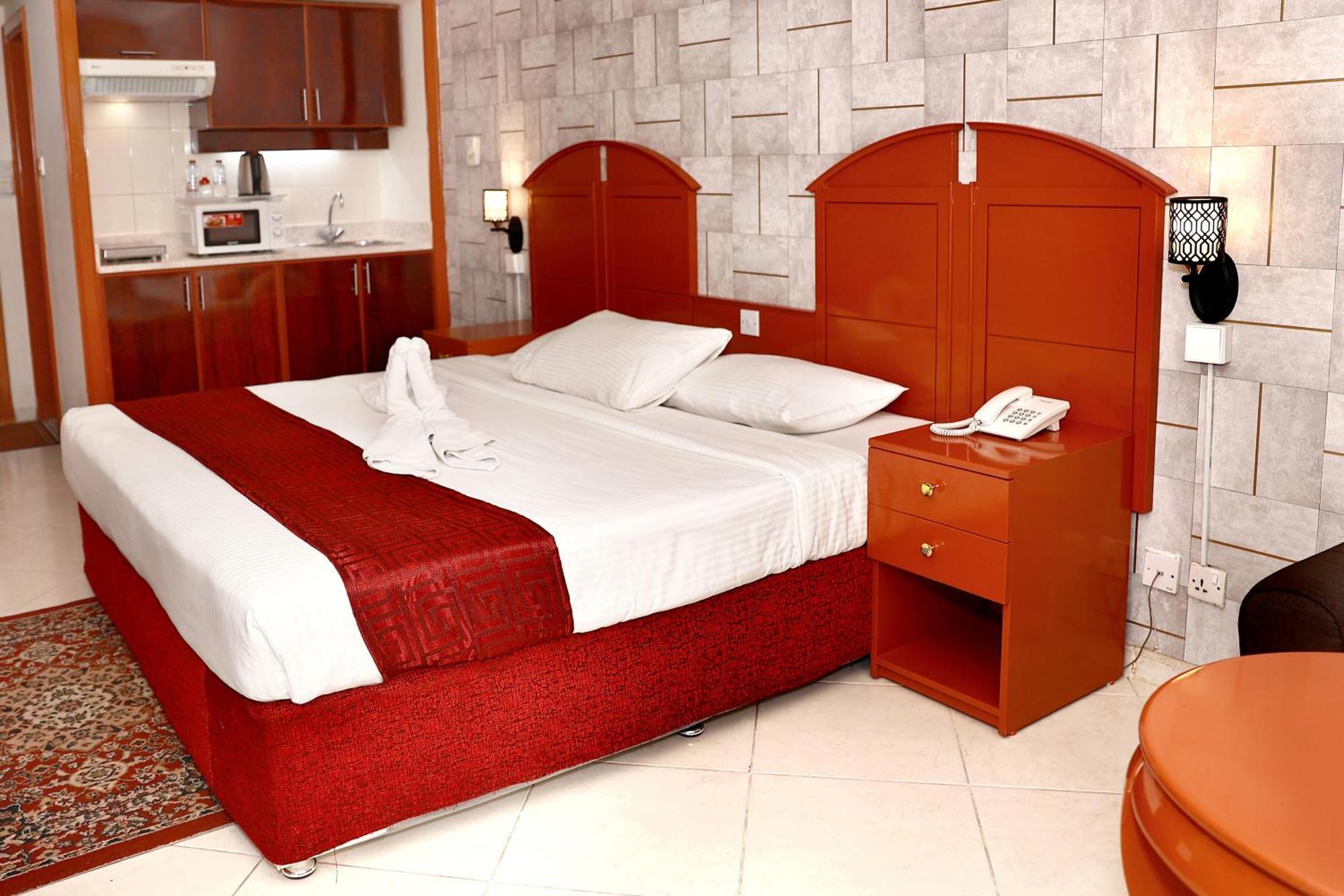 Dolphin Hotel Apartments Дубай Экстерьер фото