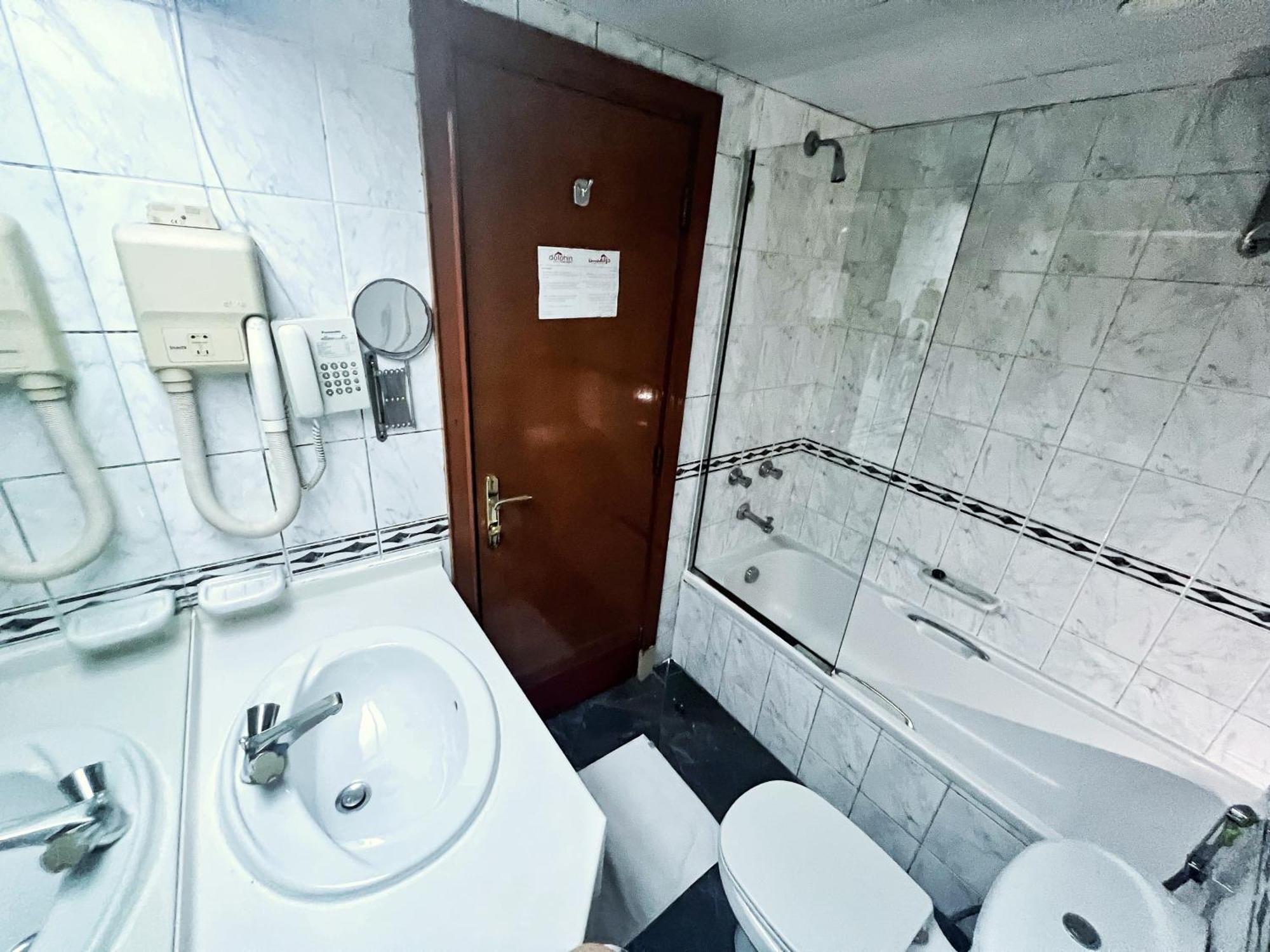 Dolphin Hotel Apartments Дубай Экстерьер фото