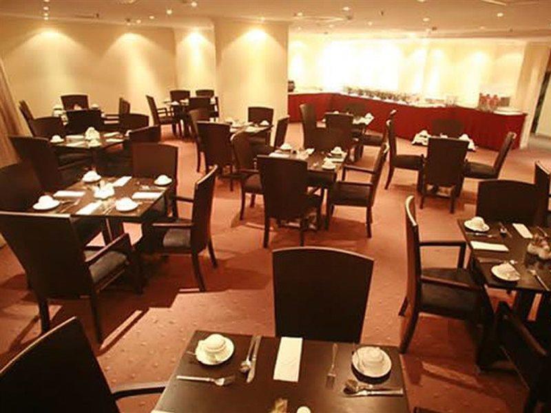 Dolphin Hotel Apartments Дубай Экстерьер фото