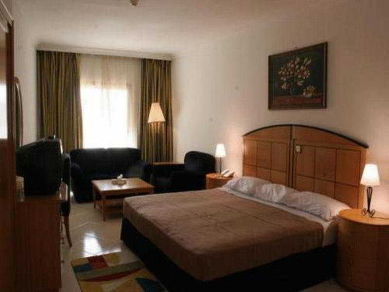 Dolphin Hotel Apartments Дубай Экстерьер фото