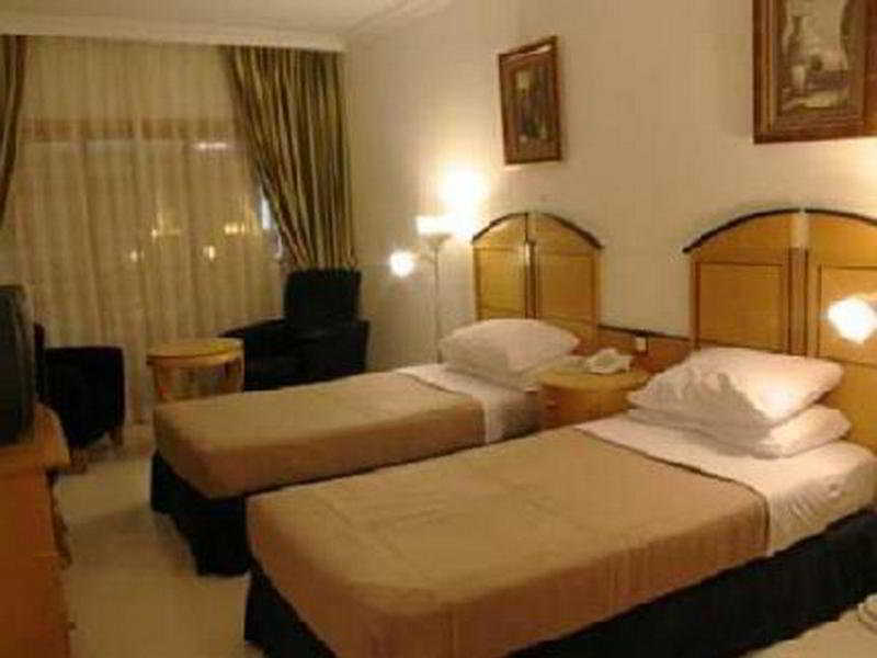 Dolphin Hotel Apartments Дубай Экстерьер фото