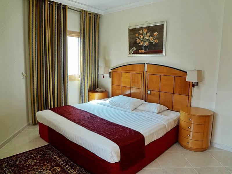 Dolphin Hotel Apartments Дубай Экстерьер фото