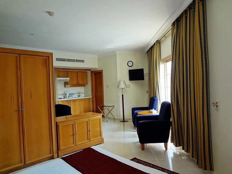 Dolphin Hotel Apartments Дубай Экстерьер фото