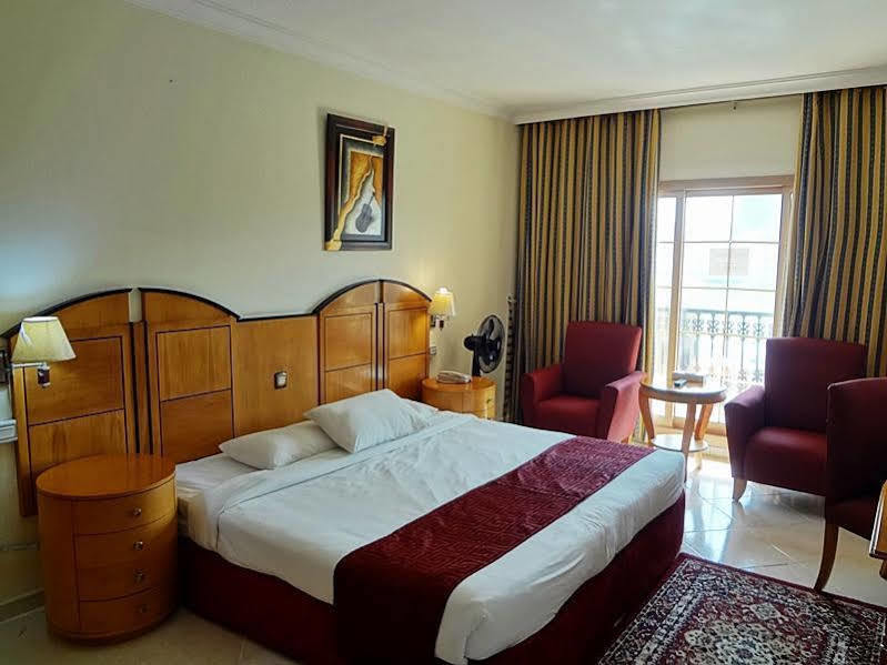 Dolphin Hotel Apartments Дубай Экстерьер фото